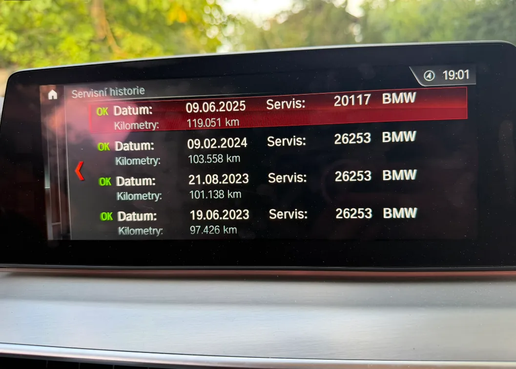 Servisní historie na displeji BMW: data a kilometry posledních servisů