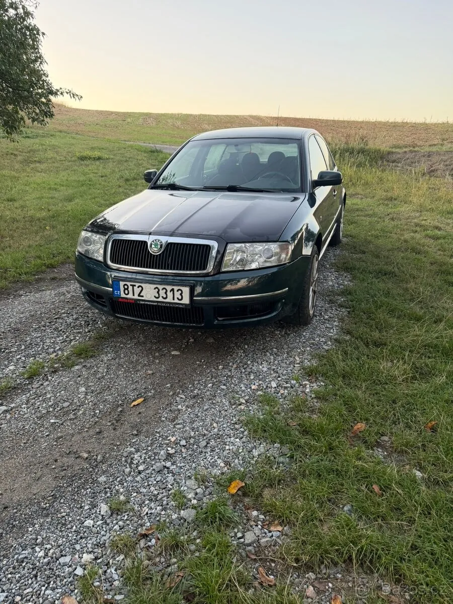 Škoda Superb z nabídky na polní cestě
