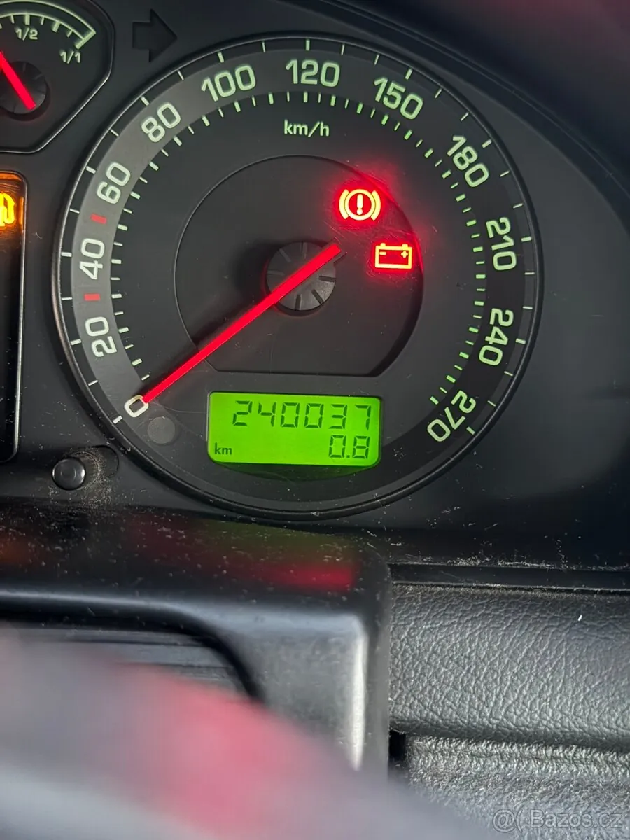 Tachometr se stavem 240 003 km